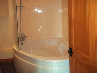 Luxuriously large 6 jet corner whirlpool bath (with shower over)